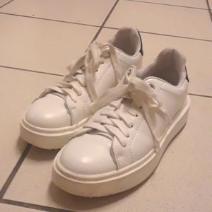 White and Black Steve Madden Tennis shoes Size 8 (Women's)